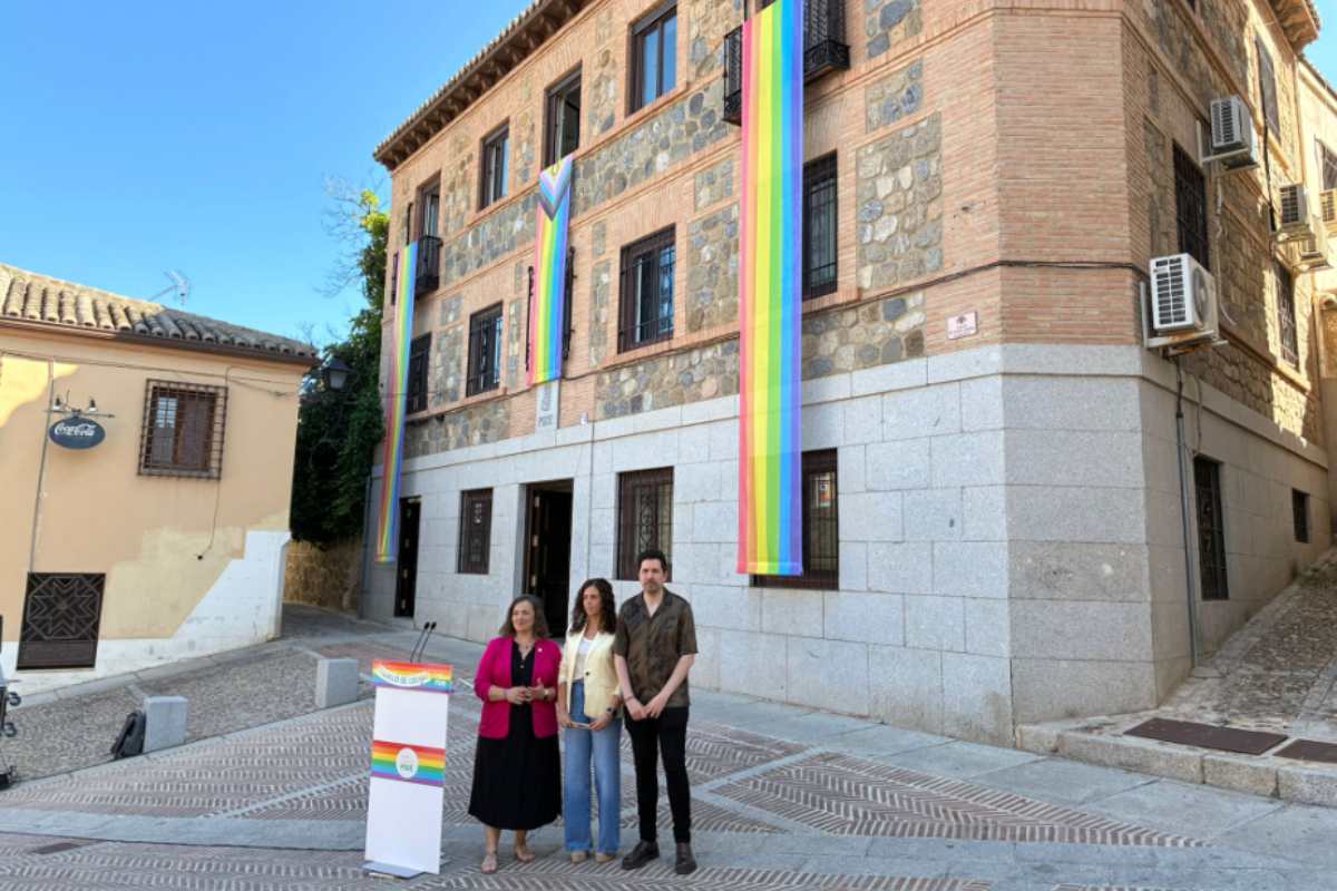 La bandera del colectivo LGTBIQ+ cuelga en la sede del PSOE de Castilla-La Mancha. Foto: ENCLM/David Engenios