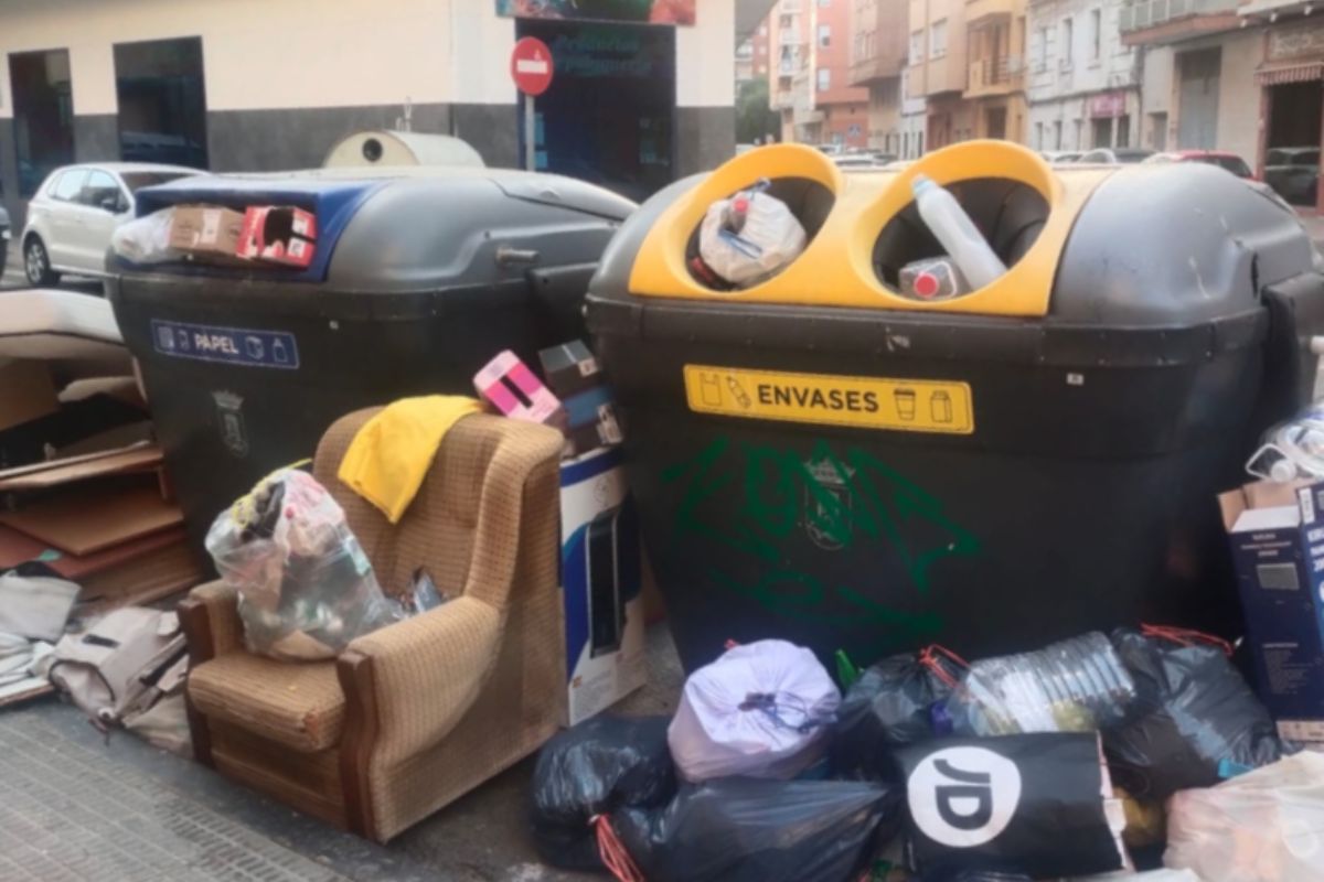 Contenedores y pavimento llenos de basura en Talavera. Foto: PSOE local
