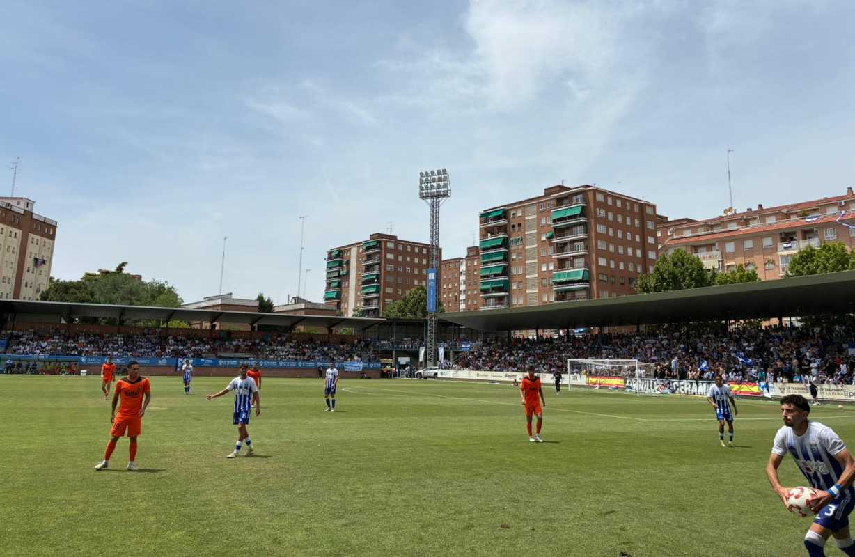 Un lance del partido del ascenso del Talavera. Foto: David Engenios.
