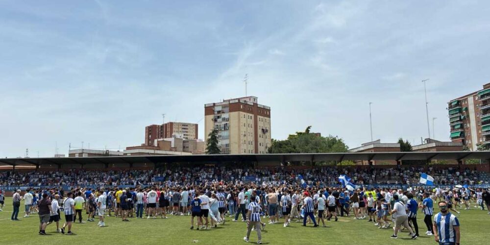 El júbilo se desató en el Prado tras el ascenso del 'Tala´. Foto: David Engenios.