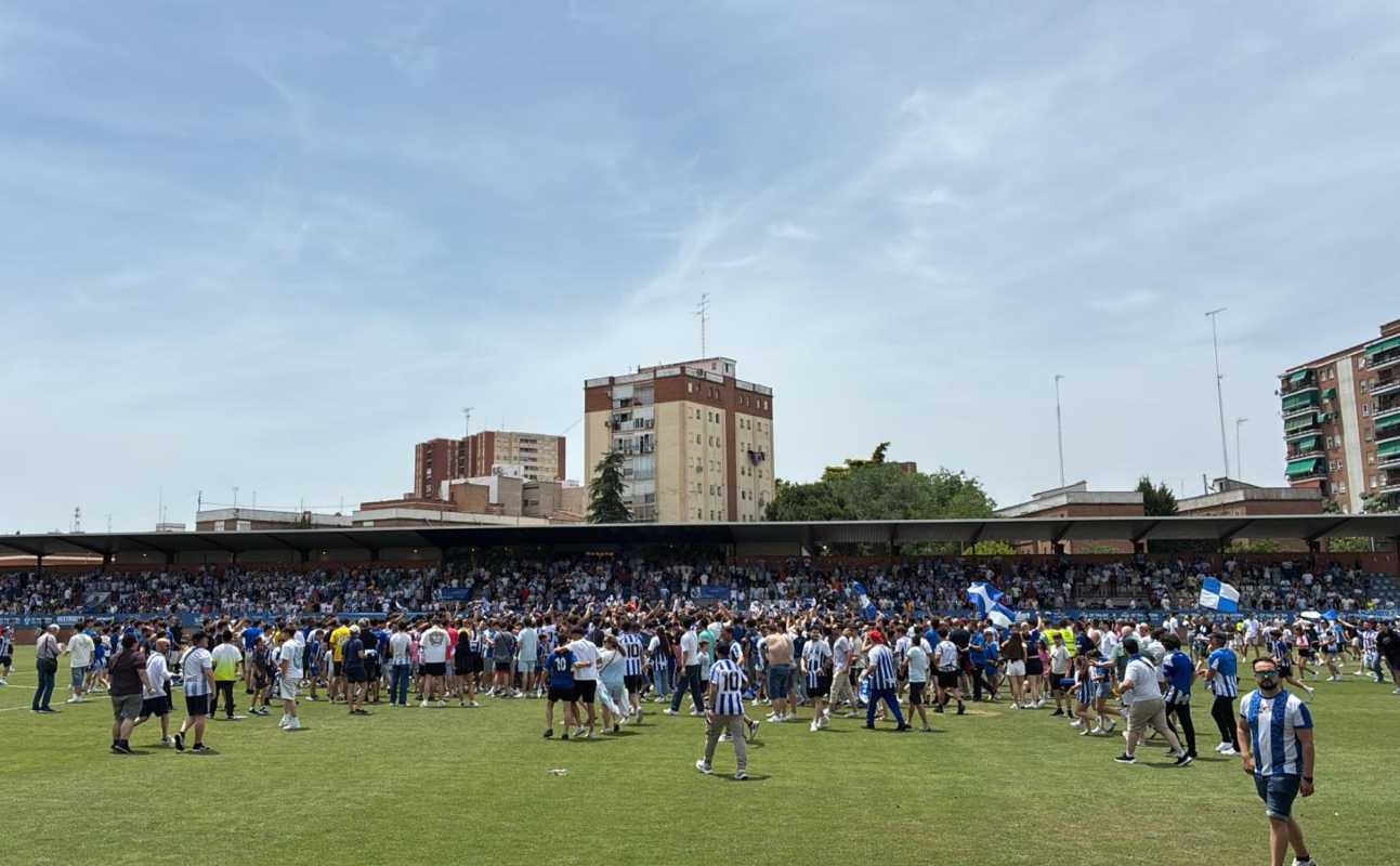 El júbilo se desató en el Prado tras el ascenso del 'Tala´. Foto: David Engenios.