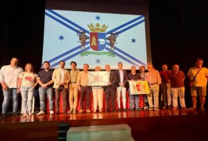 Foto de familia tras la presentación del escudo y la bandera de la comarca Tierras de Talavera.