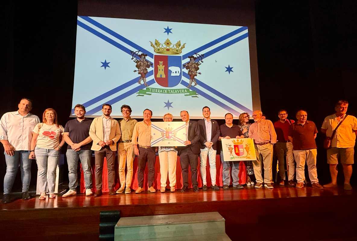 Foto de familia tras la presentación del escudo y la bandera de la comarca Tierras de Talavera.