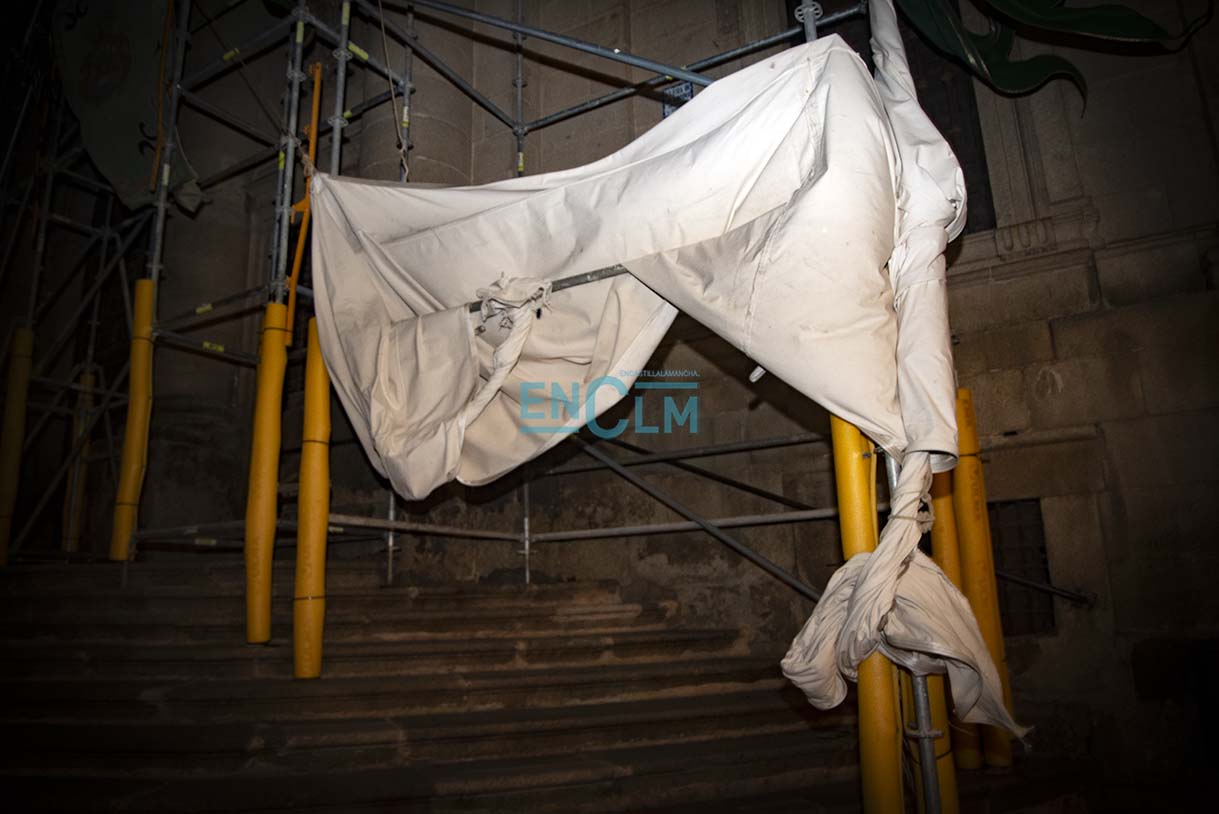 Toldos del Corpus rotos por el viento en Toledo. Foto: Rebeca Arango.