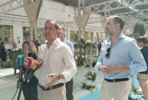 El alcalde de Toledo, Carlos Velázquez, y el concejal de Movilidad, Iñaki Jiménez.