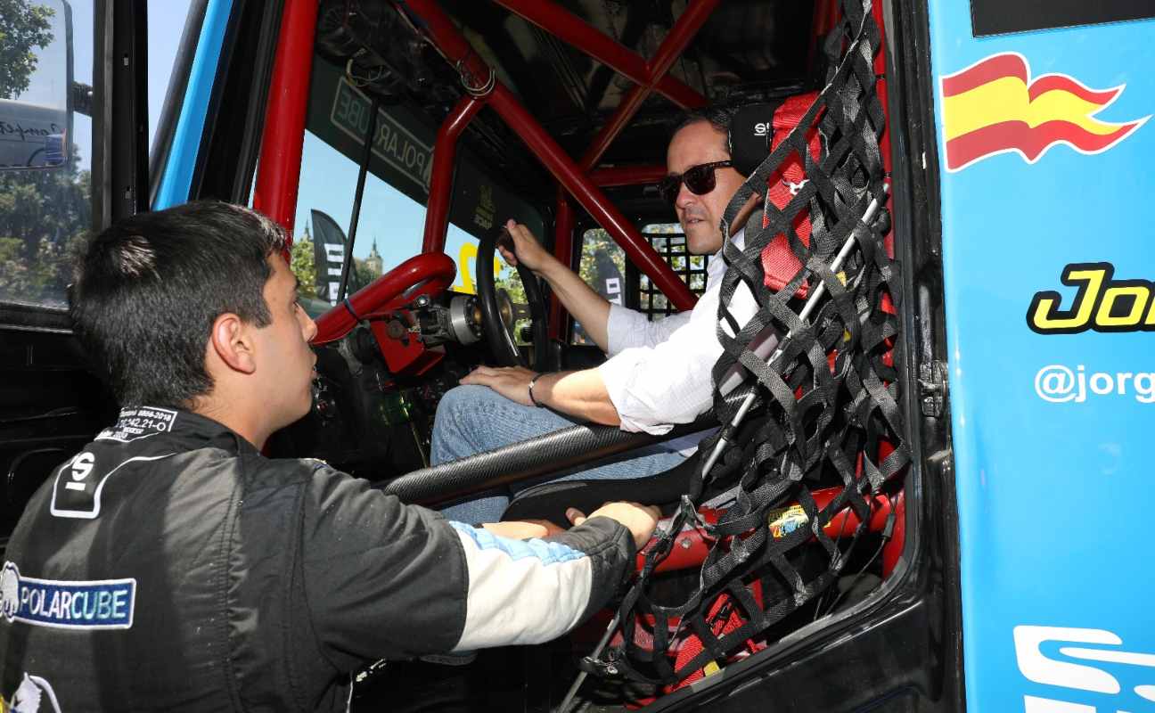 El alcalde, Carlos Velázquez, en uno de los vehículos que ha participado en el evento.