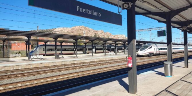 Un tren AVE a su paso por Puertollano.