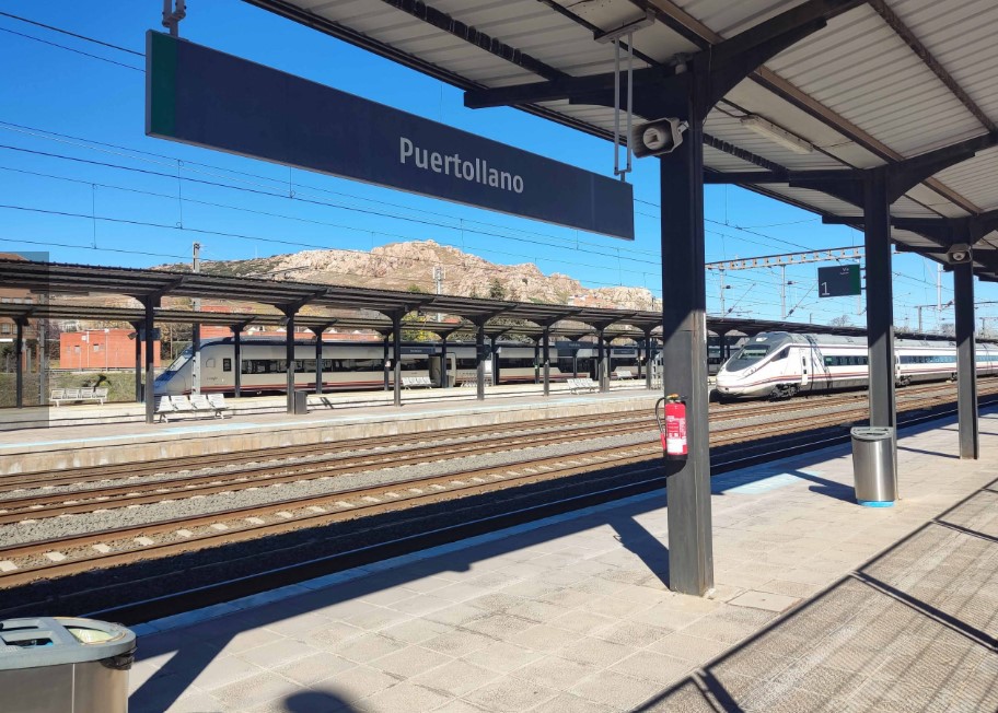 Un tren AVE a su paso por Puertollano.