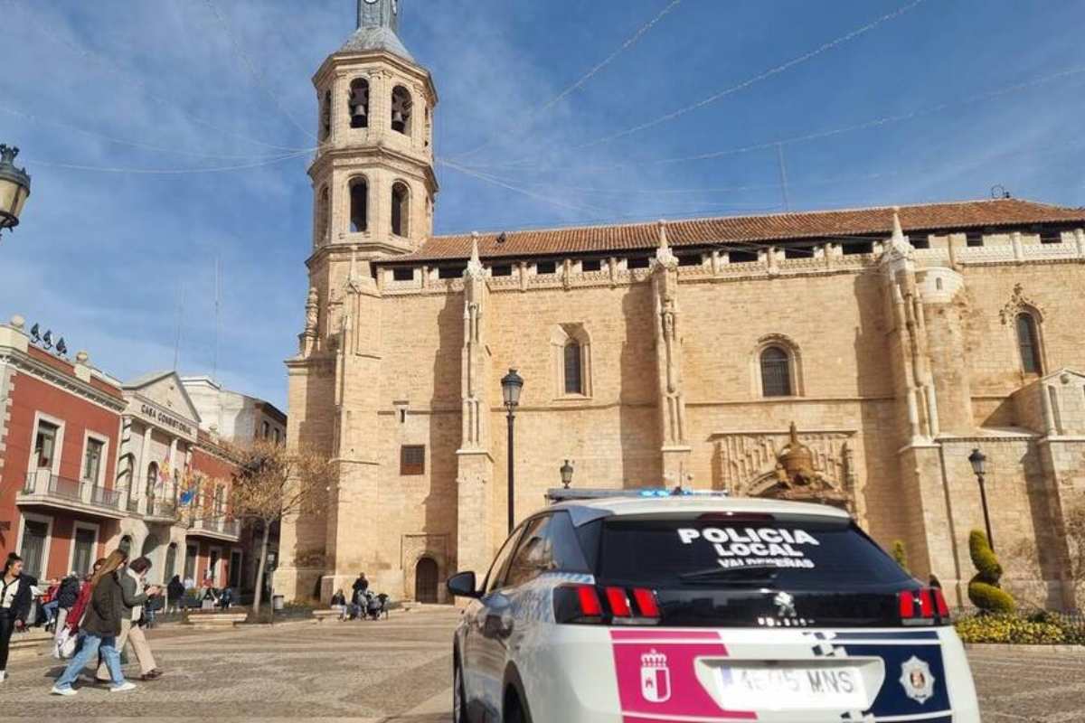 Coche de la Policía Local en la Plaza de España de Valdepeñas