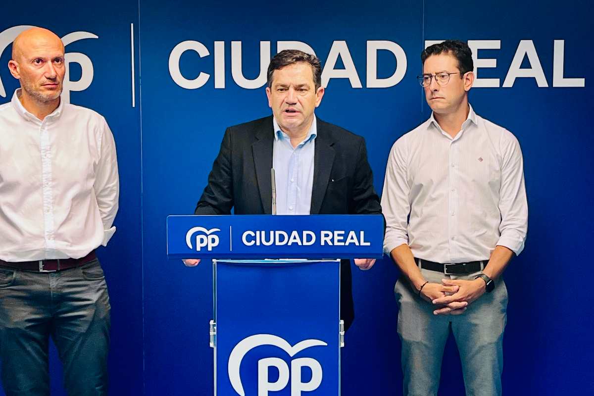 El alcalde de Bolaños, Miguel Ángel Valverde, junto a dos de sus concejales