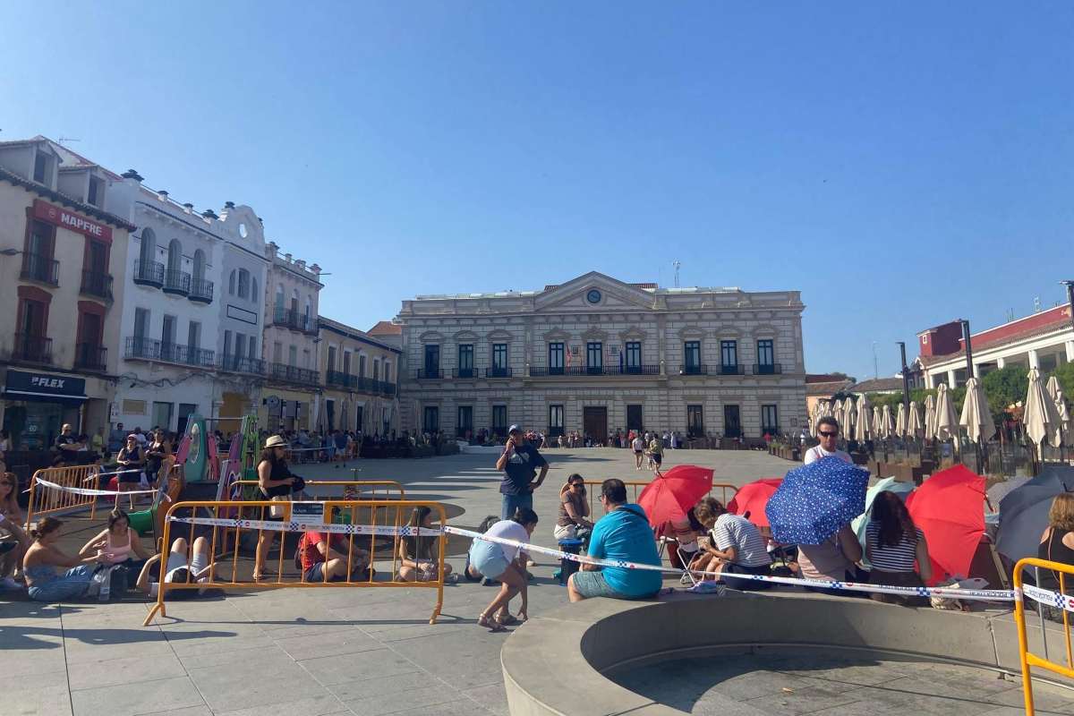 Fans esperando la apertura de la taquilla para adquirir la entrada de Dani Fernández