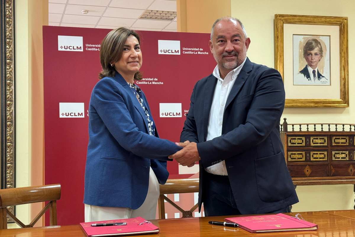 Firma del convenio de colaboración entre la UCLM y Repsol