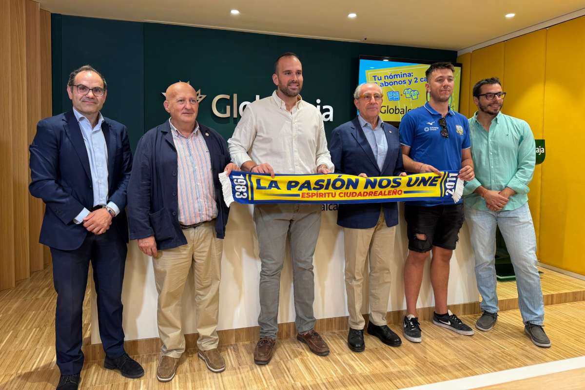 Firma del convenio entre Globalcaja y Balonmano Caserío