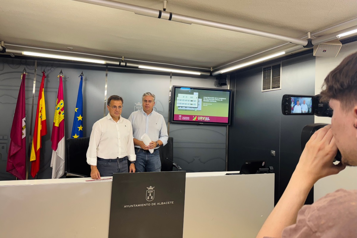 El alcalde de Albacete, Manuel Serrano, y el concejal de Obras Públicas, Julián Garijo