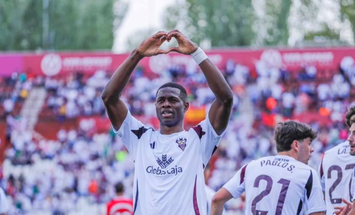 Christian Kofane defendiendo el escudo del Albacete Balompié. Imagen del club manchego