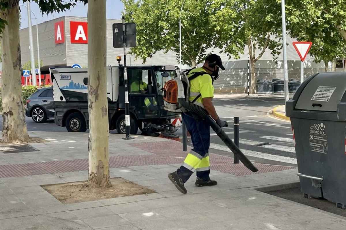 Imagen de un trabajador de limpieza del Ayuntamiento de Ciudad Real