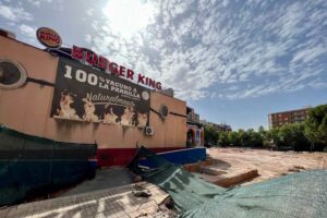 Imagen del edificio que albergaba el Burger King y el Domino's Pizza