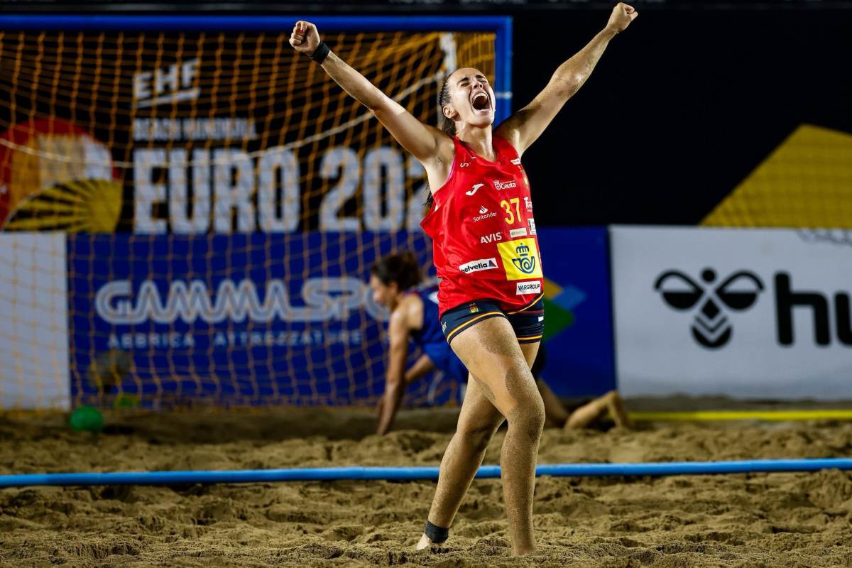 Jimena Laguna en un partido durante el Campeonato de Europa de balonmano playa.