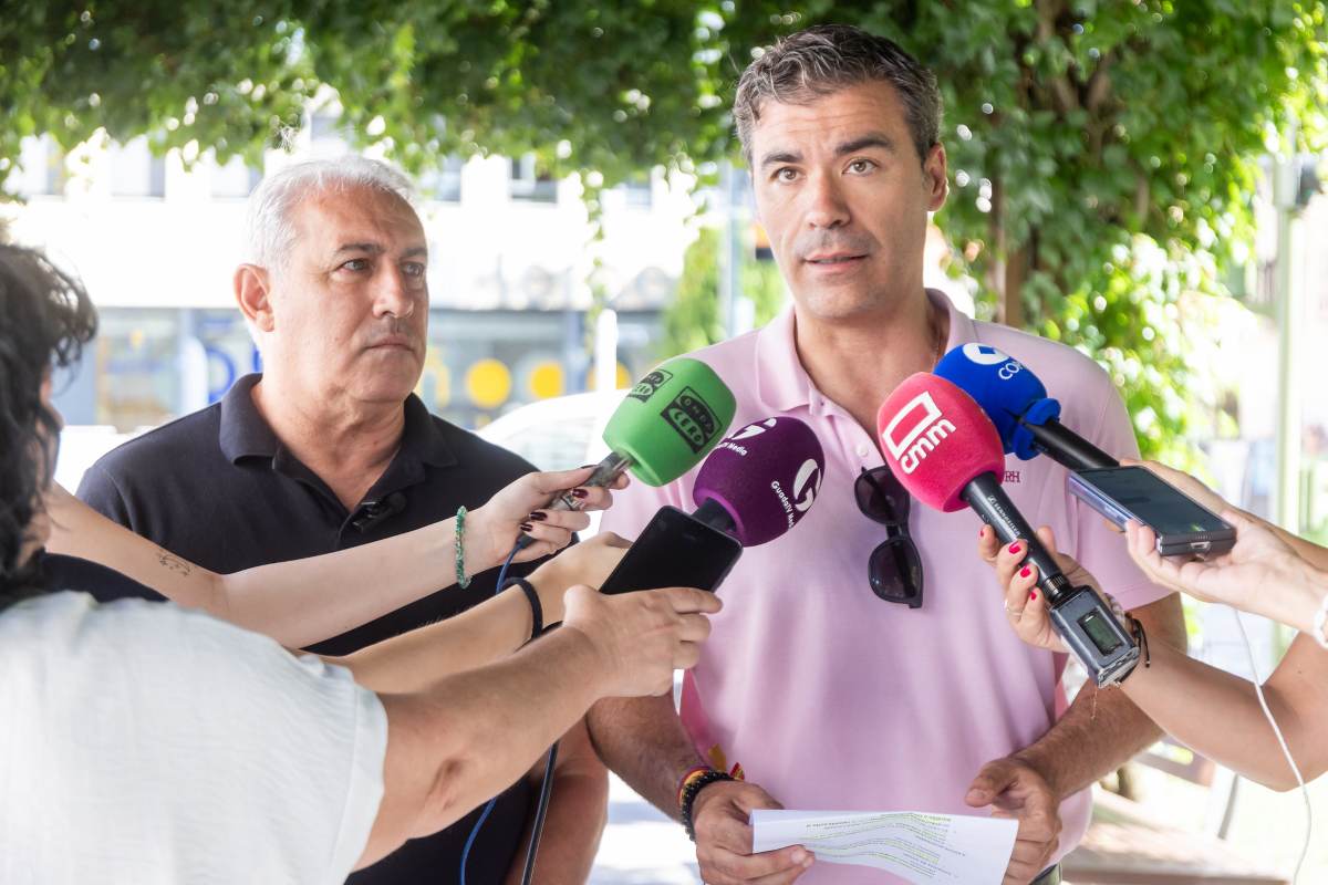 Los concejales David García y Chema Antón presentando la campaña excrementos caninos