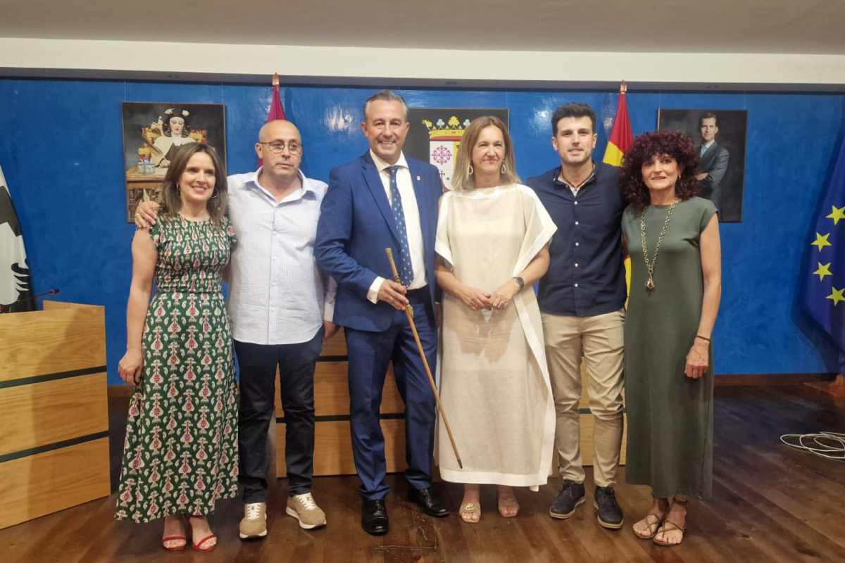 Nuevo equipo de Gobierno en el Ayuntamiento de Malagón. A la izquierda, la concejala que cobrará 52.272 euros al año