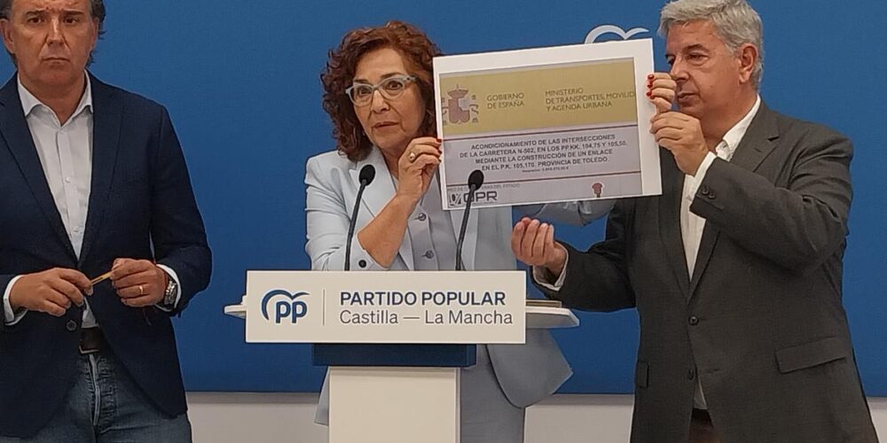 Israel Pérez (izquierda), Carmen Riolobos y Miguel Ángel de la Rosa, durante la rueda de prensa.