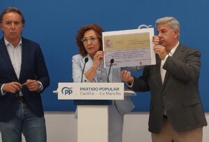 Israel Pérez (izquierda), Carmen Riolobos y Miguel Ángel de la Rosa, durante la rueda de prensa.