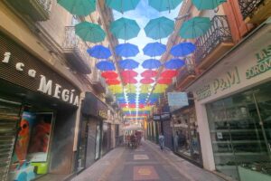 Paraguas instalados en una de las calles de Valdepeñas