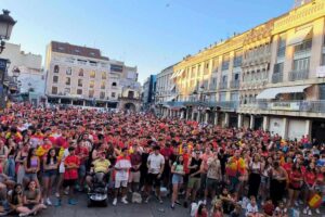 Público viendo un partido de la Selección en la Plaza Mayor de Ciudad Real
