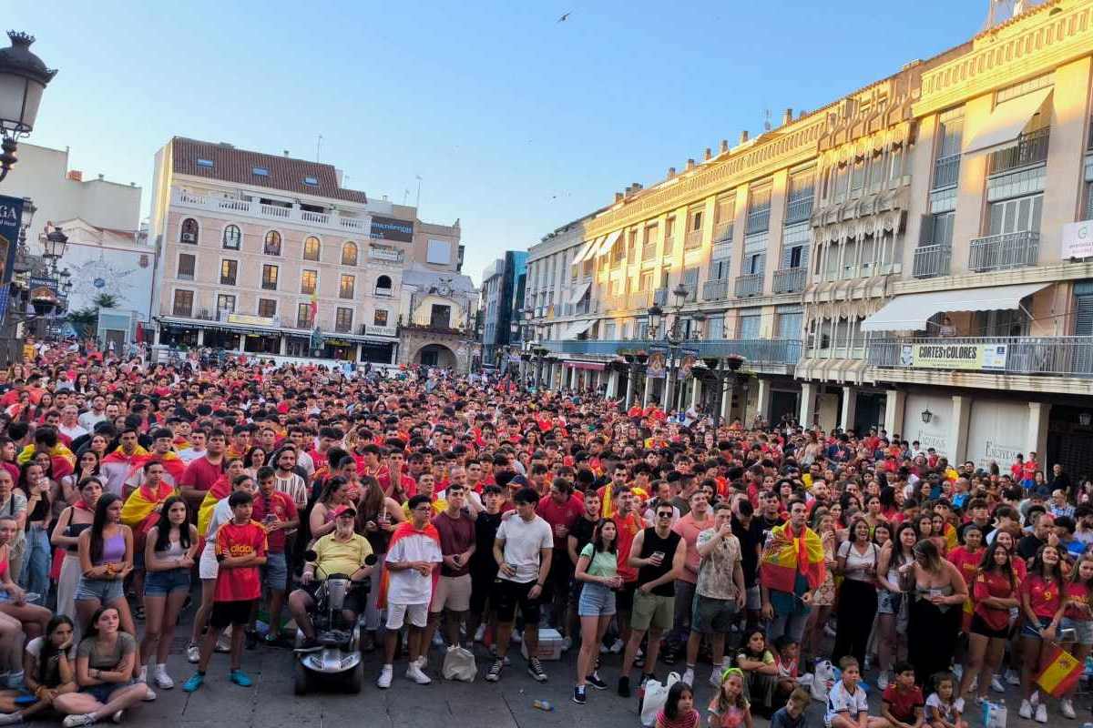 Público viendo un partido de la Selección en la Plaza Mayor de Ciudad Real