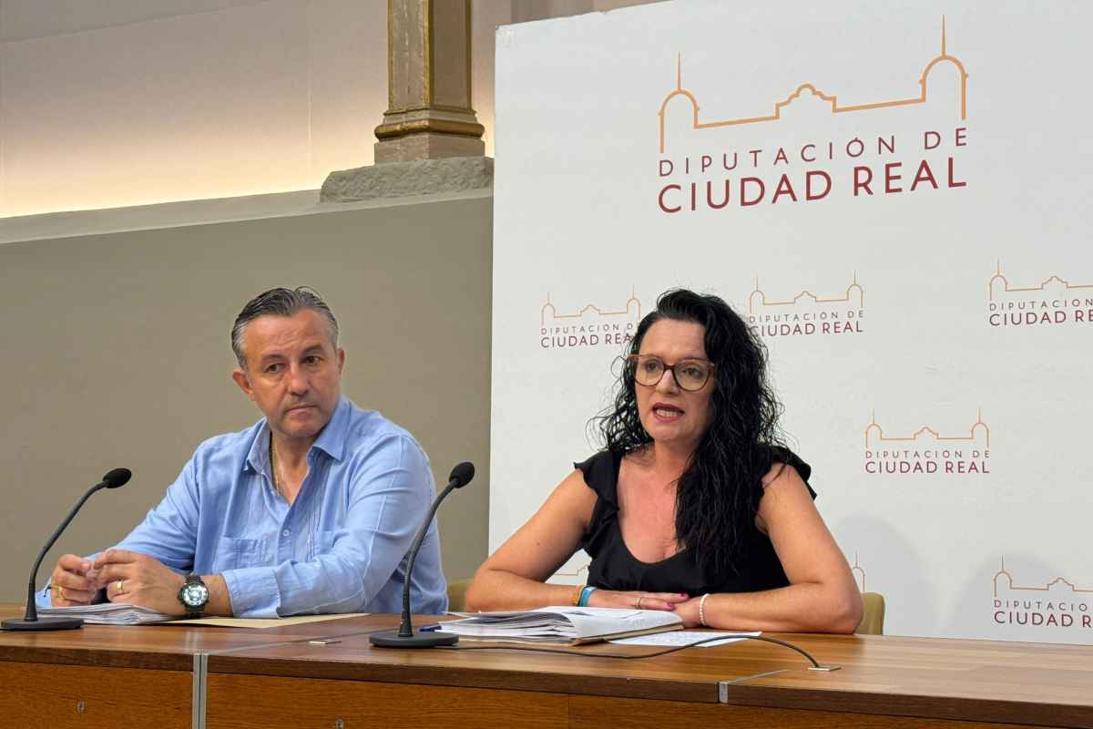 Rocío Zarco, portavoz de la Diputación, y Adrián Fernández, vicepresidente cuarto