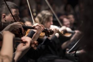 Músicos con violines. Imagen: Pixabay