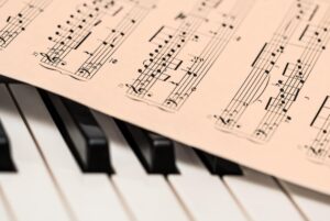 Piano y partitura. Imagen de archivo