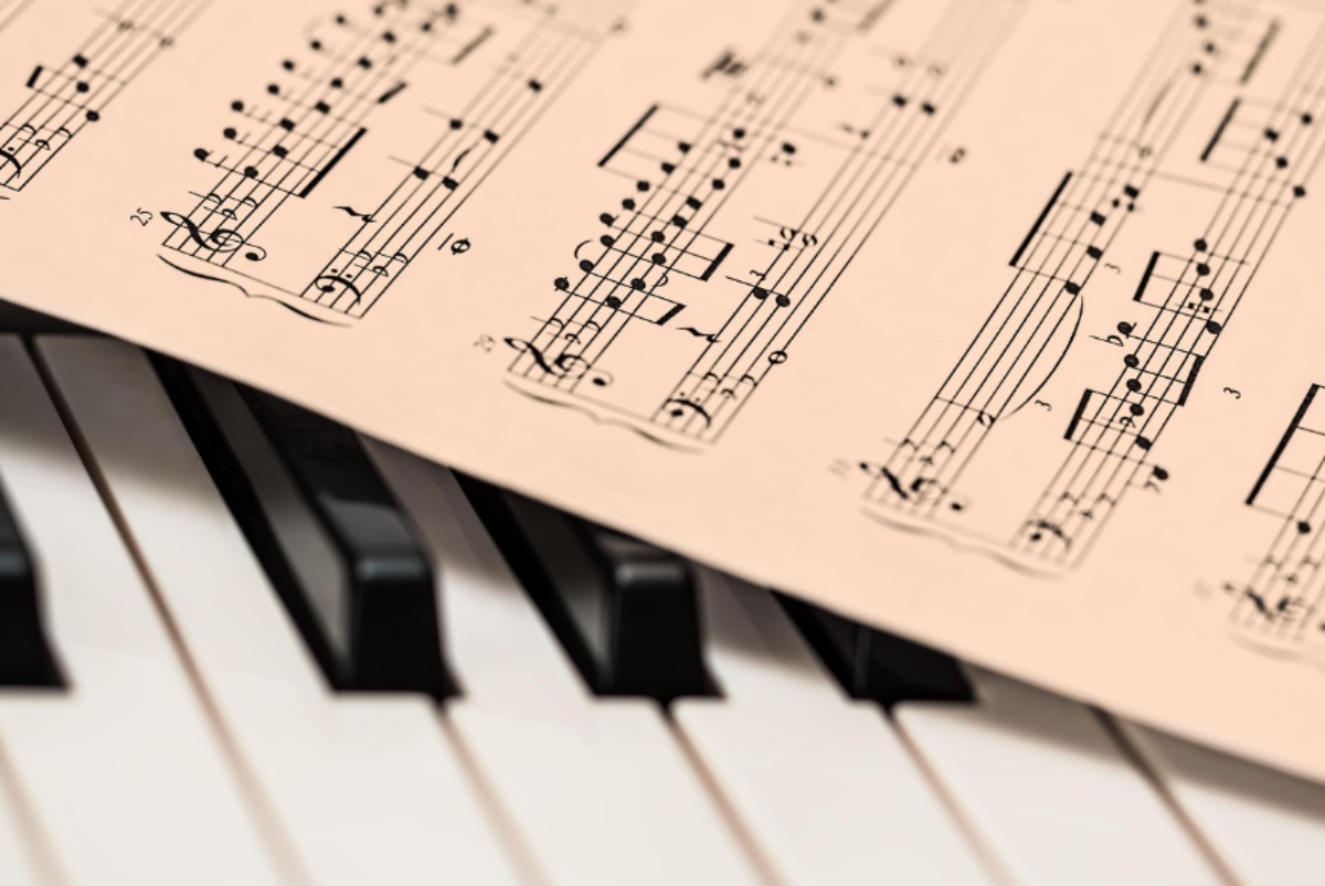 Piano y partitura. Imagen de archivo