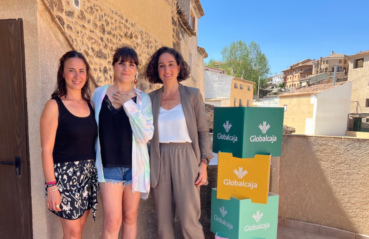 La cantante María Rozalén, junto a Lucía Mallol, responsable de Comunicación, Marca y Patrocinios de Globalcaja y Sonia Araque, directora de Leturalma