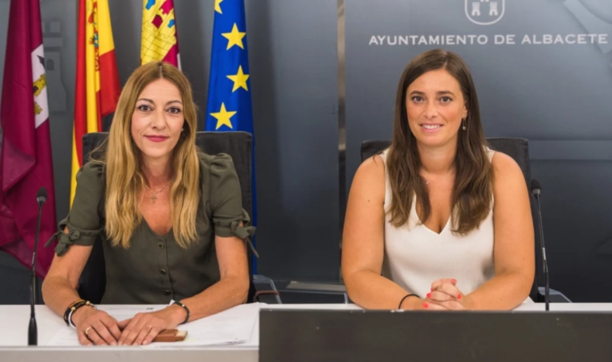 La concejal Sonia Marta Rosa y la portavoz de VOX, Lorena González