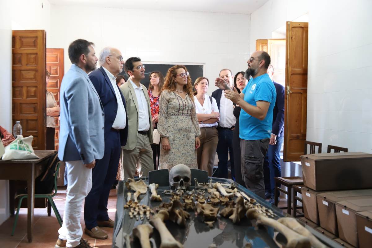 Trabajos de exhumación en el cementerio de Manzanares