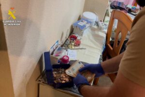 Un agente de la Guardia Civil durante la explotación de la operación