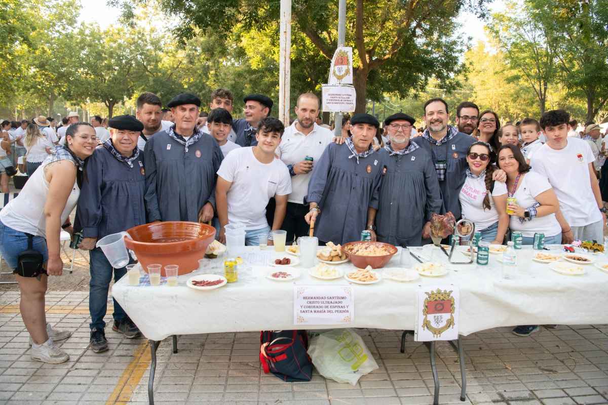 Una de las peñas participantes en el Concurso de Limoná