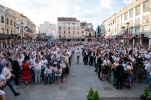 Varias personas asisten a la proclamación del pandorgo de la fiesta de la Pandorga
