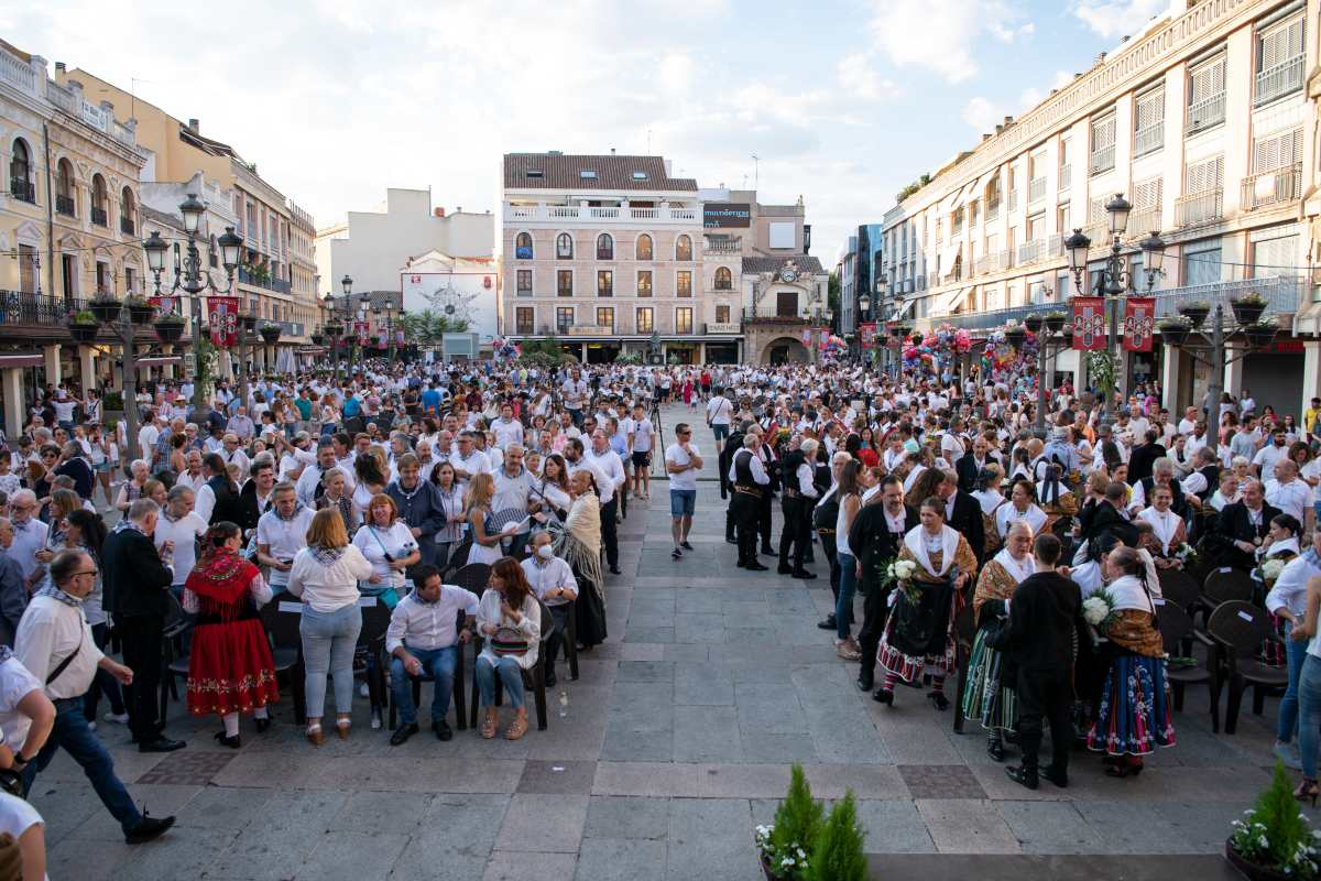 Varias personas asisten a la proclamación del pandorgo de la fiesta de la Pandorga