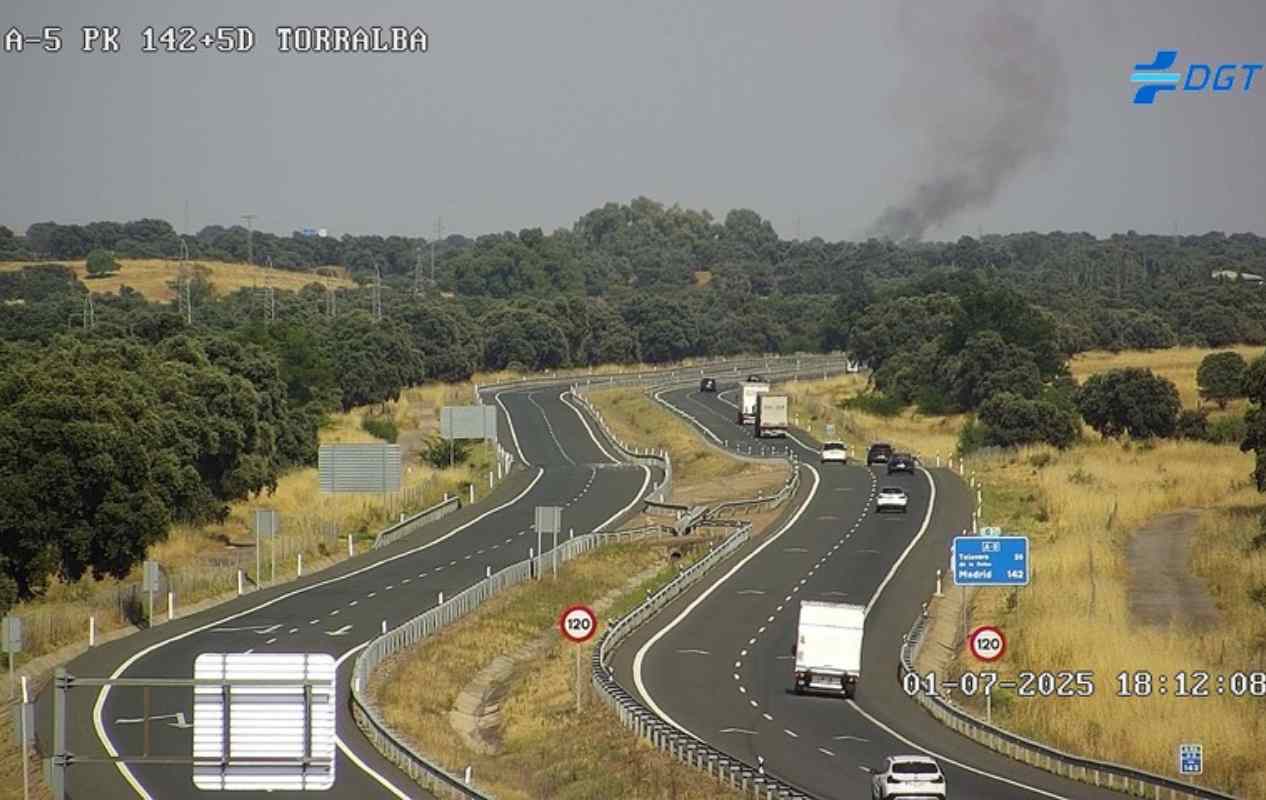 Columna de humo del incendio del camión de paja.
