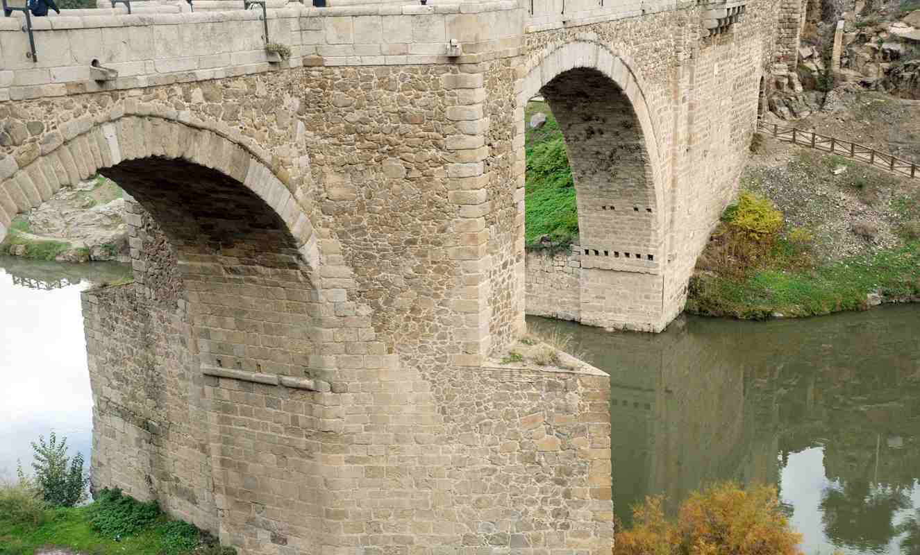 Puente de Alcántaraen Toledo, otro gran mirador.