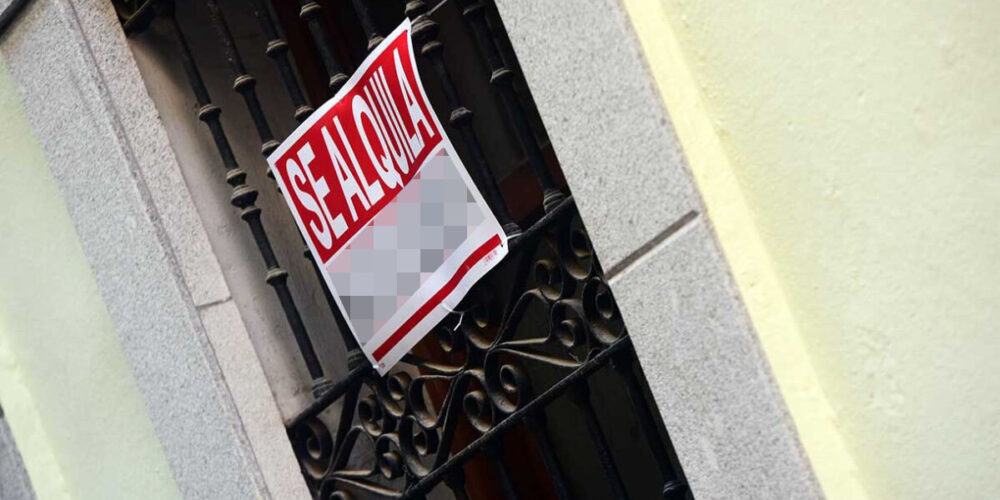Imagen de un cartel de una vivienda en alquiler.