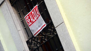 Imagen de un cartel de una vivienda en alquiler.