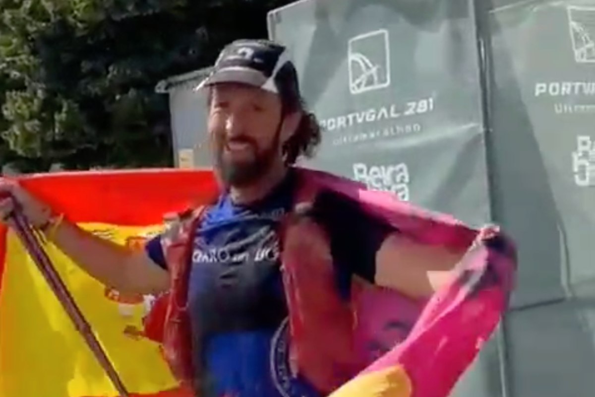 El atleta Ángel Peñalver al terminar la carrera en Portugal