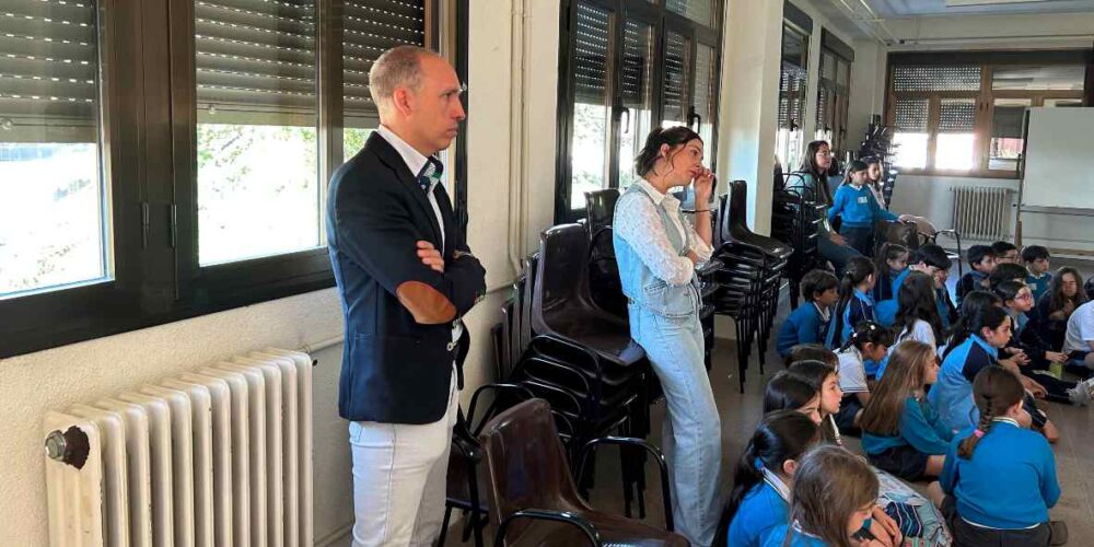 El diputado Daniel Arias, visitando un centro educativo.