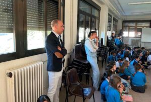 El diputado Daniel Arias, visitando un centro educativo.