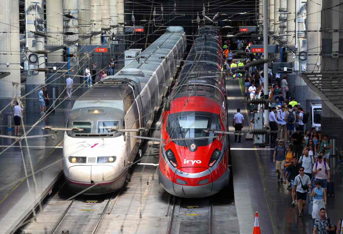 Pasajeros durante la primera operación salida del verano 2025, en la estación Puerta de Atocha. Foto: EP.