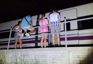 Pasajeros parados en el AVE que se quedó tirado en Pantoja.
