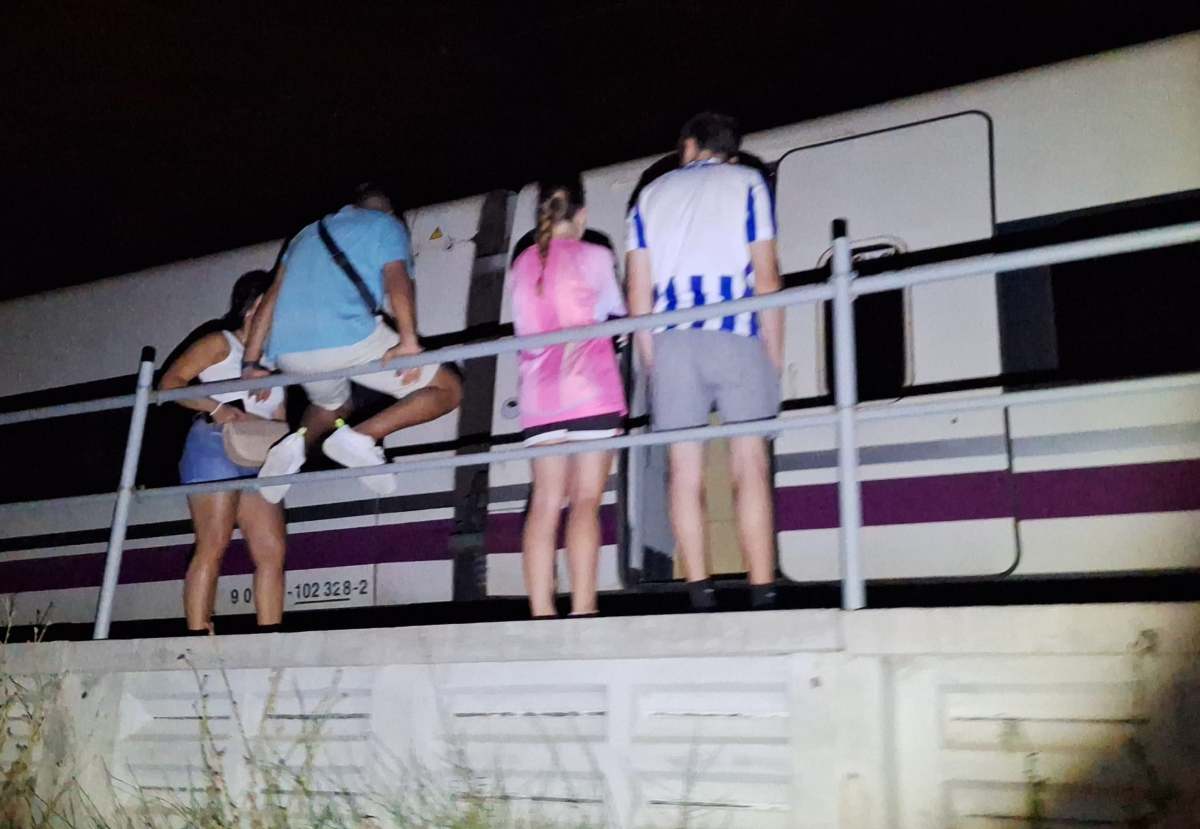 Pasajeros parados en el AVE que se quedó tirado en Pantoja.